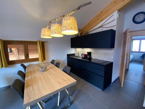 une cuisine avec une table et une salle à manger dans l'établissement Appartement 2è étage proche centre, 3€/jour Multi Pass, 2 ch., balcon sud, garage privé, Châtel - FR-1-693-33, à Châtel