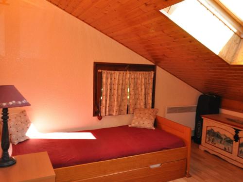 - une chambre avec un lit rouge et une fenêtre dans l'établissement Appartement proche centre Châtel, balcon, parking, Multi Pass 2024 - FR-1-693-38, à Châtel