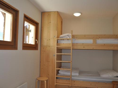 Ce lit superposé se trouve dans un dortoir avec une échelle. dans l'établissement Appartement vaste et lumineux au centre-ville de Châtel avec Multi Pass été! - FR-1-693-31, à Châtel