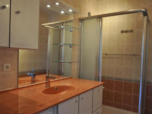 une salle de bain avec un lavabo et une douche dans l'établissement Appartement vaste et lumineux au centre-ville de Châtel avec Multi Pass été! - FR-1-693-31, à Châtel