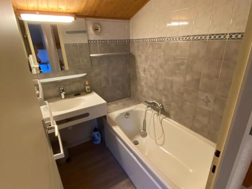 Kúpeľňa v ubytovaní Appartement familial avec Multi Pass, WIFI et parking, proche du centre de Châtel - FR-1-693-41