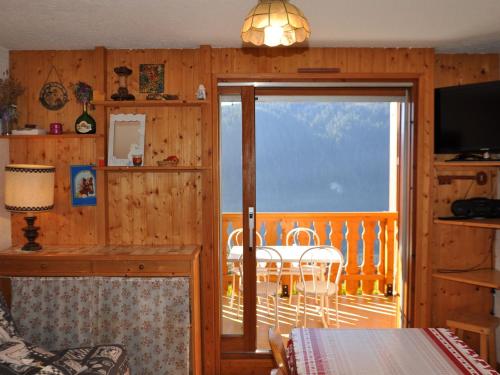 Cette chambre dispose d'une porte coulissante en verre s'ouvrant sur un balcon. dans l'établissement Appartement cosy à 600m des pistes avec garage privatif - FR-1-693-50, à Châtel