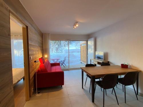 - un salon avec un canapé rouge et une table dans l'établissement Appartement Châtel, 3 pièces, 6 personnes - FR-1-693-48, à Châtel
