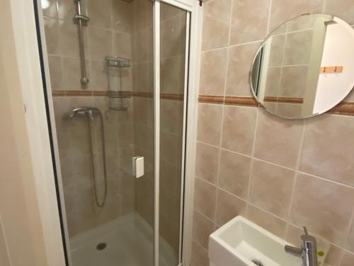 Kúpeľňa v ubytovaní Appartement lumineux et spacieux au centre de Châtel, proche télécabine et Multi Pass inclus! - FR-1-693-9