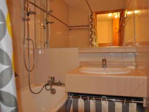 une salle de bain avec un lavabo et une douche avec un miroir dans l'établissement Appartement à 600m du télésiège de Petit-Châtel, Multi Pass offert, animaux acceptés sur demande. - FR-1-693-15, à Châtel