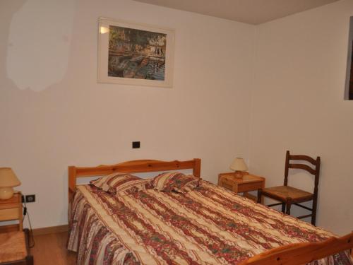 une chambre avec un lit et un tableau au mur dans l'établissement Spacieux appart avec terrasse à Châtel, proche centre et navettes, Multi Pass inclus - FR-1-693-22, à Châtel
