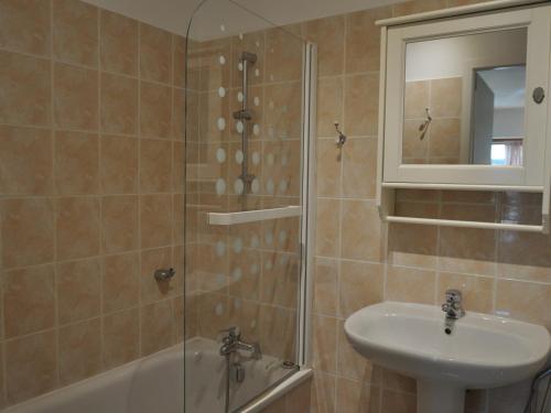 Kúpeľňa v ubytovaní Spacieux appartement au centre du village avec Multi Pass offert et proche télécabine Super-Châtel - FR-1-693-36
