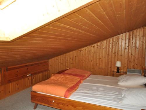 een bed in een kamer met een houten plafond bij Appartement Châtel, 2 pièces, 5 personnes - FR-1-693-49 in Châtel