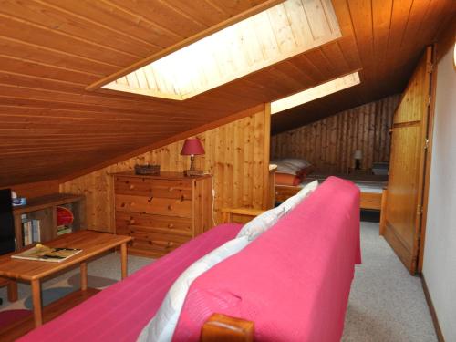 een slaapkamer met een roze bed in een hut bij Appartement Châtel, 2 pièces, 5 personnes - FR-1-693-49 in Châtel