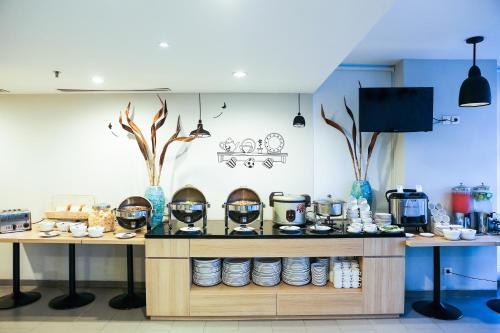 Příslušenství pro přípravu čaje a kávy v ubytování Hotel Citradream Tugu Yogyakarta