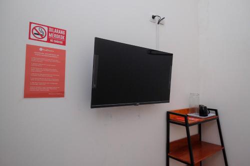 Μια τηλεόραση ή/και κέντρο ψυχαγωγίας στο RedDoorz near Alun Alun Magelang 2