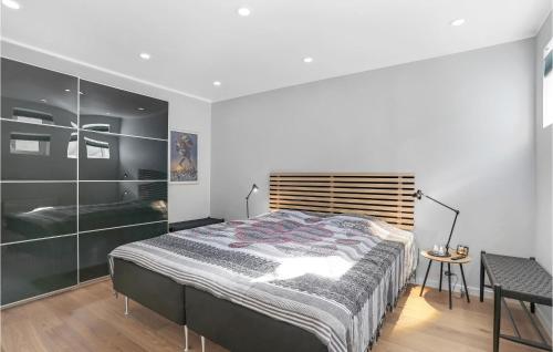 1 Bedroom Awesome Apartment In Allinge tesisinde bir odada yatak veya yataklar