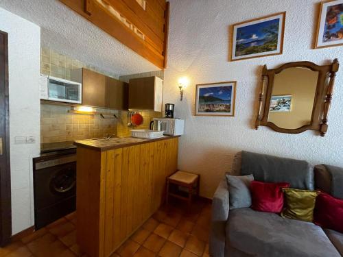 un salon avec un canapé et une cuisine dans l'établissement Appartement spacieux près du Lac de Vonnes, à Châtel, prox. centre & télésièges, parking & balcon sud - FR-1-693-55, à Châtel