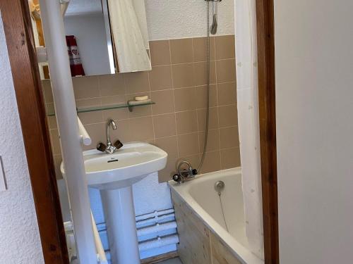 a bathroom with a sink and a bath tub at Appartement rénové avec Multi Pass offert, proche du centre du village ! - FR-1-692-13 in Abondance