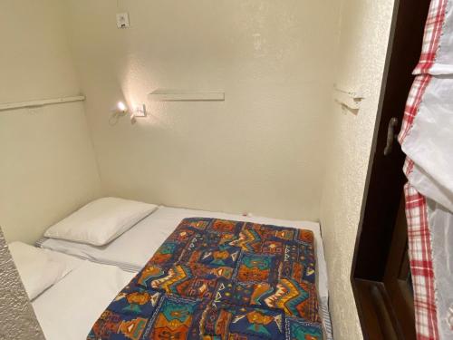 mały pokój z łóżkiem z kołdrą w obiekcie Studio équipé à Châtel, proche télésièges, parking inclus, Sud/Ouest - FR-1-693-57 w mieście Châtel