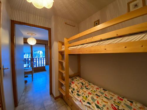 1 dormitorio con 2 literas y pasillo en Studio Châtel, 1 pièce, 4 personnes - FR-1-693-59, en Châtel