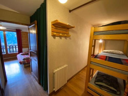 Posteľ alebo postele v izbe v ubytovaní Studio confortable près du centre avec balcon et arrêt navettes - FR-1-693-61