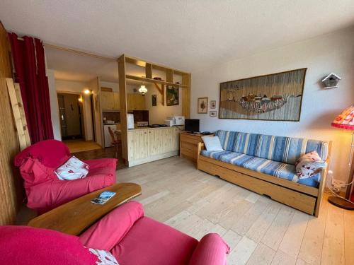 un salon avec un canapé et deux chaises dans l'établissement Studio spacieux près du centre de Châtel - Multi Pass à 3€/jour/personne! - FR-1-693-67, à Châtel