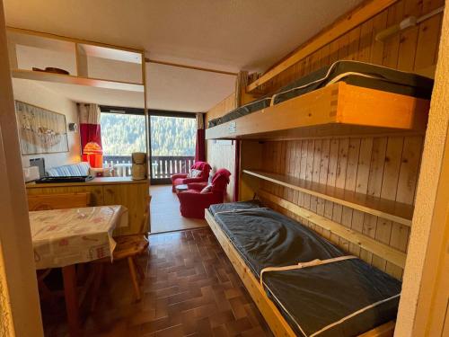 Zimmer mit einem Etagenbett, einem Tisch und einer Küche in der Unterkunft Studio Châtel, 1 pièce, 4 personnes - FR-1-693-67 in Châtel