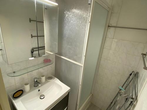 biała łazienka z umywalką i prysznicem w obiekcie Bel appartement à Châtel près du centre et des télécabines, avec Multi Pass été à 3€/jour/personne - FR-1-693-63 w mieście Châtel