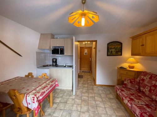 une cuisine et un salon avec une table et un canapé dans l'établissement Mignon studio proche centre de Châtel avec Multi Pass à 3€/jour/personne! - FR-1-693-78, à Châtel