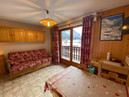 un salon avec un canapé et une table dans l'établissement Mignon studio proche centre de Châtel avec Multi Pass à 3€/jour/personne! - FR-1-693-78, à Châtel