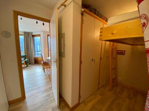 Cette chambre dispose de lits superposés et d'un couloir. dans l'établissement Studio confortable près du centre avec balcon et parking - FR-1-693-74, à Châtel