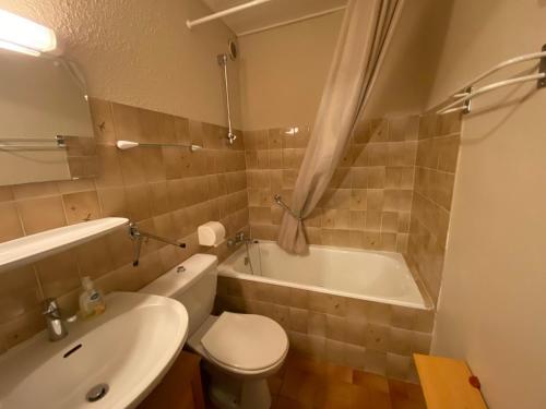 La salle de bains est pourvue de toilettes, d'une baignoire et d'un lavabo. dans l'établissement Studio Châtel, 1 pièce, 4 personnes - FR-1-693-82, à Châtel