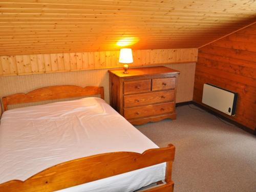 - une chambre avec un lit, une commode et une lampe dans l'établissement Charmant 2 pièces avec mezzanine près des remontées, balcon sud, parking couvert, La Chapelle-d'Abondance - FR-1-692-8, à La Chapelle-dʼAbondance