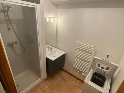 un piccolo bagno con doccia e lavandino di Appartement La Chapelle-d'Abondance, 4 pièces, 8 personnes - FR-1-692-14 a La Chapelle-dʼAbondance