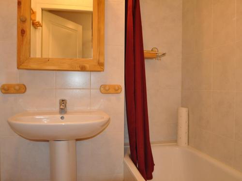 a bathroom with a sink and a mirror and a tub at Appartement La Chapelle-d'Abondance, 3 pièces, 6 personnes - FR-1-692-15 in La Chapelle-dʼAbondance