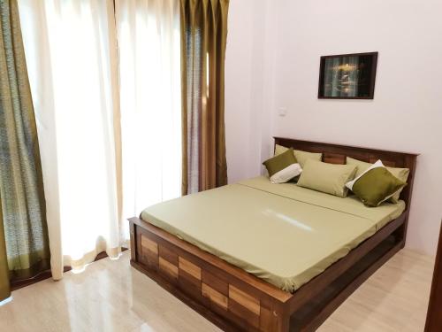 um quarto com uma cama num quarto em Y Villa Residencies em Galle