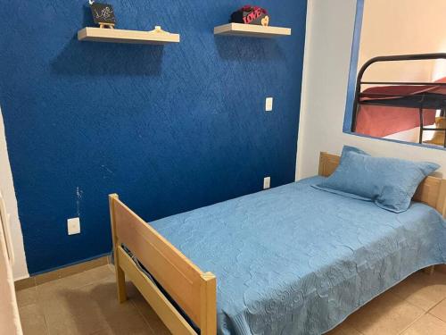 Ένα ή περισσότερα κρεβάτια σε δωμάτιο στο Casa con alberca a 8 Min de Playa