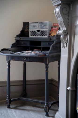 an old piano with a radio on top of it at #Grampians Views Getaway #CBD #Netflix in Stawell