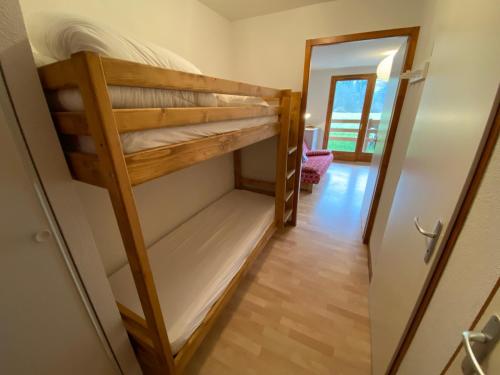 Ένα ή περισσότερα κρεβάτια σε δωμάτιο στο Studio chaleureux avec parking proche des pistes - FR-1-692-46