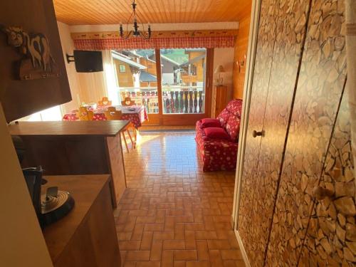 un couloir avec une cuisine et un salon dans l'établissement Studio au pied des pistes avec balcon exposé Sud et parking - Portes du Soleil - FR-1-692-57, à La Chapelle-dʼAbondance