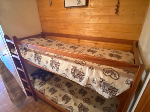 Postel nebo postele na pokoji v ubytování Studio confort au pied des pistes, animaux permis - FR-1-692-57