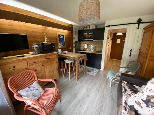 Studio chaleureux proche pistes avec balcon sud, casier à skis, parking et équipements complets. - FR-1-692-61