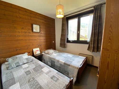 Posteľ alebo postele v izbe v ubytovaní Appartement cosy au cœur du village avec Multi Pass et balcon sud - FR-1-692-23