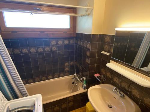a bathroom with a sink and a toilet and a tub at Spacieux appartement 3 pièces proche des pistes avec Wi-Fi et parking - FR-1-692-25 in La Chapelle-dʼAbondance