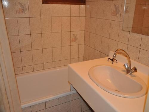 ein Badezimmer mit einem Waschbecken und einer Badewanne in der Unterkunft Appartement La Chapelle-d'Abondance, 2 pièces, 6 personnes - FR-1-692-37 in La Chapelle-dʼAbondance