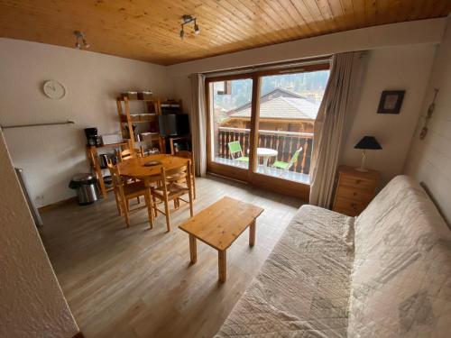 Studio spacieux près des pistes, balcon sud, parking, casier à skis et coin montagne! - FR-1-692-31