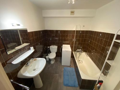 a bathroom with two sinks and a tub and two toilets at Studio spacieux au pied des pistes avec casier à skis - FR-1-692-31 in La Chapelle-dʼAbondance