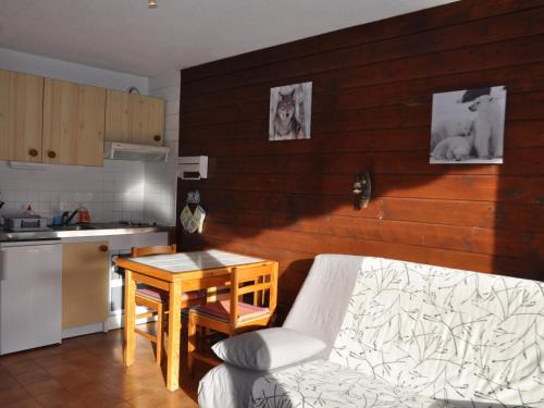 une cuisine avec une table, une chaise et une table dans l'établissement Studio chaleureux au cœur du village avec Multi Pass offert et balcon sud - FR-1-692-32, à La Chapelle-dʼAbondance