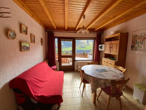 un salon avec une table et une salle à manger dans l'établissement Appartement 2 chambres avec balcon exposé Sud, parking et navettes à proximité - FR-1-692-39, à La Chapelle-dʼAbondance