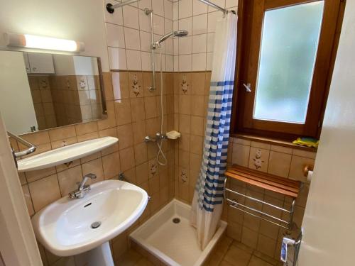 a bathroom with a sink and a shower at Studio cosy proche pistes, parking, 4 pers - FR-1-692-54 in La Chapelle-dʼAbondance