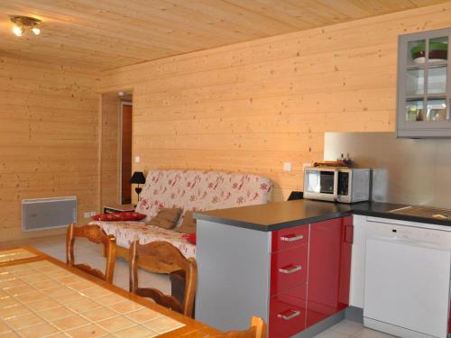 Il comprend une cuisine et un salon avec un canapé et un four micro-ondes. dans l'établissement Appartement en chalet avec Multi Pass à 3€/jour, rez-de-chaussée, parking, proche Portes du Soleil - FR-1-692-56, à La Chapelle-dʼAbondance