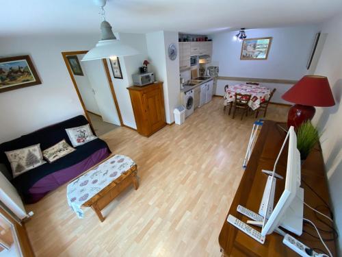 - une vue de tête sur un salon avec un ordinateur sur un bureau dans l'établissement Appartement Spacieux de 3 Pièces avec Grande Terrasse et Accès Direct aux Pistes à La Chapelle-d'Abondance - FR-1-692-53, à La Chapelle-dʼAbondance