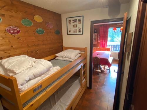 Postel nebo postele na pokoji v ubytování Appartement cosy proche pistes avec parking et animaux admis - FR-1-692-58