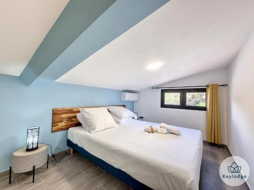 ein Schlafzimmer mit einem großen Bett und einem Fenster in der Unterkunft Villa Exotika - 68m2 - Entre-Deux in Entre-Deux